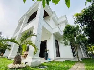 White villa - 乌斯维塔克伊亚瓦