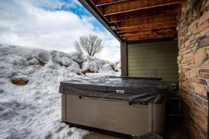 Lakeside Escape with Hot Tub