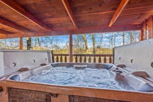 Secluded, private, romantic Four Bears cabin