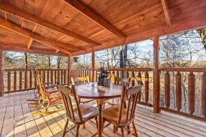 Secluded, private, romantic Four Bears cabin