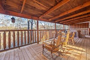 Secluded, private, romantic Four Bears cabin