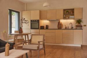 Yarn - Romy Deluxe Apartment