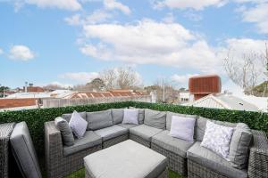 Luxe Stylish Two Level Apartment I Rooftop Terrace