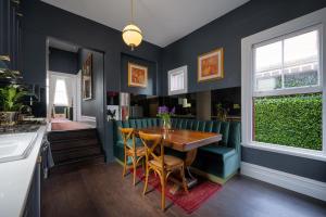 Luxe Stylish Two Level Apartment I Rooftop Terrace