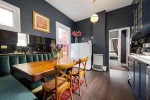 Luxe Stylish Two Level Apartment I Rooftop Terrace