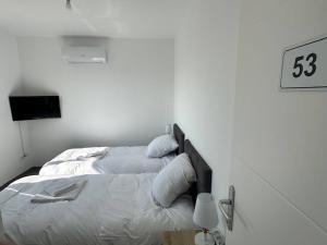 Appartements House with 5 bedrooms lechaffardcom : photos des chambres