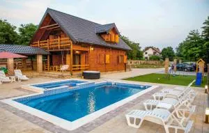 4 Bedroom Awesome Home In Vukovar - Opatovac