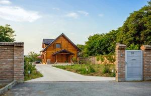 4 Bedroom Awesome Home In Vukovar