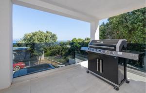 3 Bedroom Nice Home In Peruski