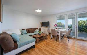 3 Bedroom Nice Home In Peruski