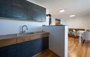 3 Bedroom Nice Home In Peruski