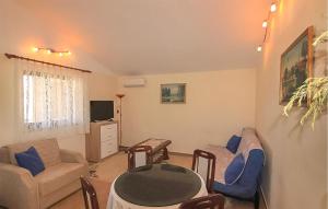 1 Bedroom Lovely Apartment In Nin 