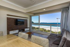 Yasmin 202 – Lindo Apartamento com Vista Panorâmica para o Mar em Quatro Ilhas, com Roupa de Cama e Toalhas Inclusas.