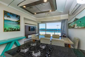 Yasmin 202 – Lindo Apartamento com Vista Panorâmica para o Mar em Quatro Ilhas, com Roupa de Cama e Toalhas Inclusas.