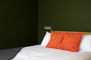 Sun filled 1BR APT 2 mins to Legacy Park - Hosted by Canstay