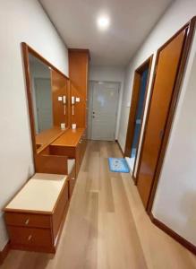 Ancient Riverbank 2BR River View Walk to City