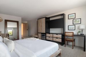King Room - Disability Access room in The Wave at Marblehead