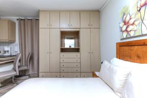 Loft condo next to metro station. Amazing view!