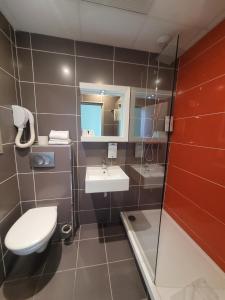 Hotels KYRIAD ORANGE Centre Ville - HOTEL & RESTAURANT & BAR - La Galerie d'Art des Princes - Provence Alpes Cote d'Azur - France - Proche A7-A9 - exit21- Chateauneuf-du-Pape Avignon Bollene Nimes - 24h-24h : photos des chambres