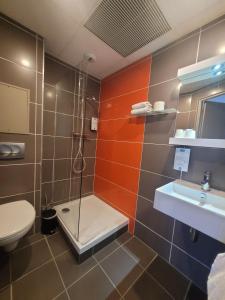 Hotels KYRIAD ORANGE Centre Ville - HOTEL & RESTAURANT & BAR - La Galerie d'Art des Princes - Provence Alpes Cote d'Azur - France - Proche A7-A9 - exit21- Chateauneuf-du-Pape Avignon Bollene Nimes - 24h-24h : photos des chambres