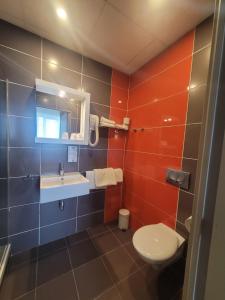 Hotels KYRIAD ORANGE Centre Ville - HOTEL & RESTAURANT & BAR - La Galerie d'Art des Princes - Provence Alpes Cote d'Azur - France - Proche A7-A9 - exit21- Chateauneuf-du-Pape Avignon Bollene Nimes - 24h-24h : photos des chambres
