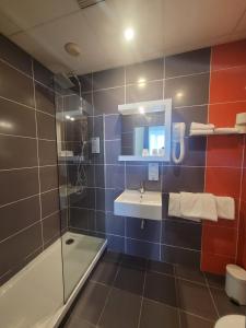 Hotels KYRIAD ORANGE Centre Ville - HOTEL & RESTAURANT & BAR - La Galerie d'Art des Princes - Provence Alpes Cote d'Azur - France - Proche A7-A9 - exit21- Chateauneuf-du-Pape Avignon Bollene Nimes - 24h-24h : photos des chambres