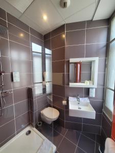 Hotels KYRIAD ORANGE Centre Ville - HOTEL & RESTAURANT & BAR - La Galerie d'Art des Princes - Provence Alpes Cote d'Azur - France - Proche A7-A9 - exit21- Chateauneuf-du-Pape Avignon Bollene Nimes - 24h-24h : photos des chambres