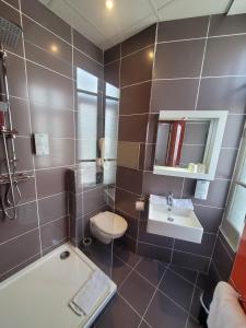 Hotels KYRIAD ORANGE Centre Ville - HOTEL & RESTAURANT & BAR - La Galerie d'Art des Princes - Provence Alpes Cote d'Azur - France - Proche A7-A9 - exit21- Chateauneuf-du-Pape Avignon Bollene Nimes - 24h-24h : photos des chambres
