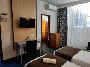 Hotels Hotel et Appart'Hotel Le Relais Du Val D'Orbieu : Chambre Lits Jumeaux Spacieuse
