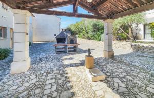 Maisons de vacances Beautiful Home In Saint Laurent De La Cabrerisse : photos des chambres