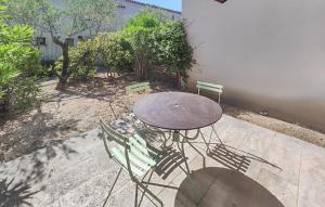 Maisons de vacances Beautiful Home In Saint Laurent De La Cabrerisse : photos des chambres