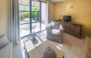 Maisons de vacances Beautiful Home In Saint Laurent De La Cabrerisse : photos des chambres