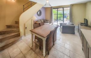 Maisons de vacances Beautiful Home In Saint Laurent De La Cabrerisse : photos des chambres