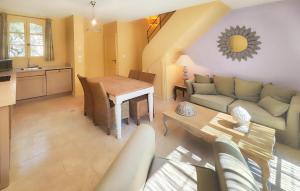 Maisons de vacances Beautiful Home In Saint Laurent De La Cabrerisse : photos des chambres