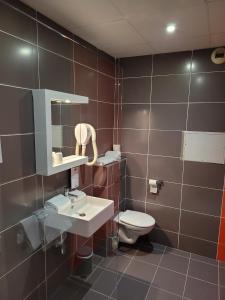 Hotels KYRIAD ORANGE Centre Ville - HOTEL & RESTAURANT & BAR - La Galerie d'Art des Princes - Provence Alpes Cote d'Azur - France - Proche A7-A9 - exit21- Chateauneuf-du-Pape Avignon Bollene Nimes - 24h-24h : photos des chambres