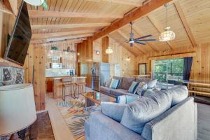 Peaceful Wooden Cabin, 2 Mi to Bass Lake! - 3hvězdičkové hotely ve městě Oakhurst