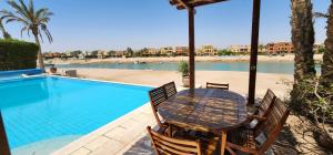 Nayah Stays, Lagoons beach, Paradise 3 ensuite with private pool