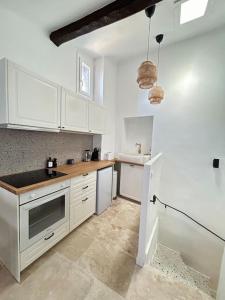 Maisonnette rénovée entre mer et montagne avec 4 couchages au cœur du village médiéval de Tourrettes sur loup proche st Paul de vence Grasse Gourdon Nice Cannes