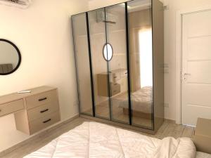 Studio inside Casa Beverly Hills Compound رقم الهاتف صفر صفر اتنين صفر واحد واحد صفر اتنين اربعه ثلاثه صفر 222