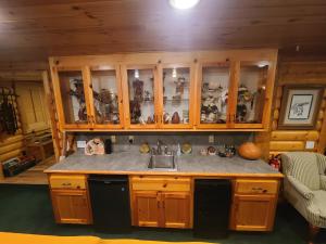 All Seasons Lodge - New 2 bedroom and loft House in Big Bear Lake Gameroom Spa Deck BBQ Firepit Wet Bar Fireplace Views