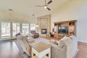 1 Mi to Applegate Park Zoo Pet-Friendly Home