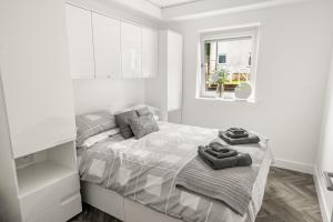 Beautiful 1 BR apt with private patio and free parking