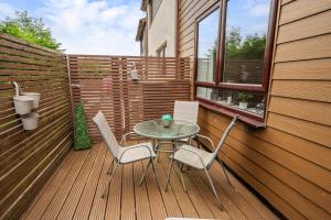 Beautiful 1 BR apt with private patio and free parking