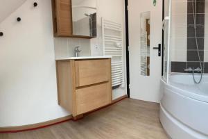 Maisons de vacances La Maison Rose - avec grand jardin clos a 300m de la mer : photos des chambres
