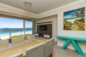 Yasmin 201 – Lindo Apartamento com Vista Panorâmica para o Mar em Quatro Ilhas, com Roupa de Cama e Toalhas Inclusas.