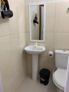 Kitnet 206 centro, com linda vista janela, tv smart