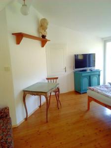 Idyllisches Haus mit Garten und Saunahütte in der Natur