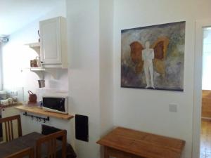 Idyllisches Haus mit Garten und Saunahütte in der Natur