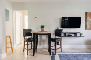 Two blocks from Beach - Walk to the water!