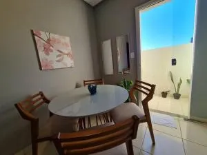 Kitnet 102, confortável, central, com ar, tv smart - Morrinhos